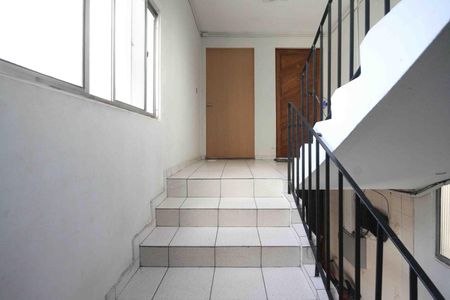 Apartamento à venda com 55m², 2 quartos e 1 vagaescada