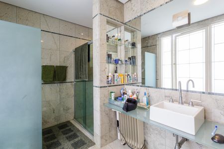 Casa à venda com 660m², 4 quartos e 4 vagasBanheiro da Suíte 1