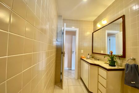 Apartamento para alugar com 400m², 4 quartos e 1 vaga Apartamento para alugar com 400m², 4 quartos e 1 vagaBanheiro social 2