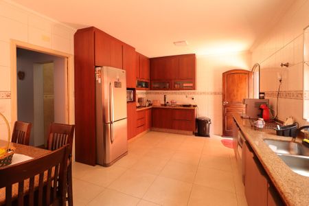 Casa à venda com 233m², 5 quartos e 2 vagas Casa à venda com 233m², 5 quartos e 2 vagasCozinha