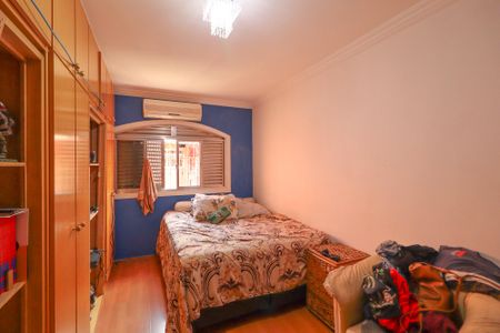 Casa à venda com 233m², 5 quartos e 2 vagas Casa à venda com 233m², 5 quartos e 2 vagasQuarto 2