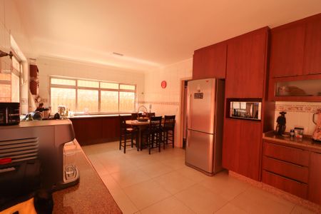 Casa à venda com 233m², 5 quartos e 2 vagas Casa à venda com 233m², 5 quartos e 2 vagasCozinha