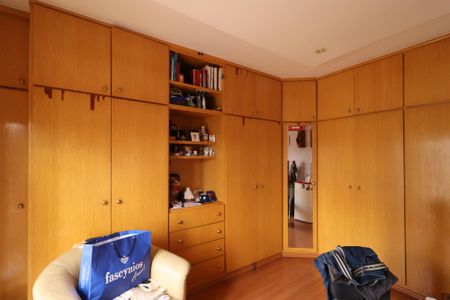 Casa à venda com 233m², 5 quartos e 2 vagas Casa à venda com 233m², 5 quartos e 2 vagasCloset