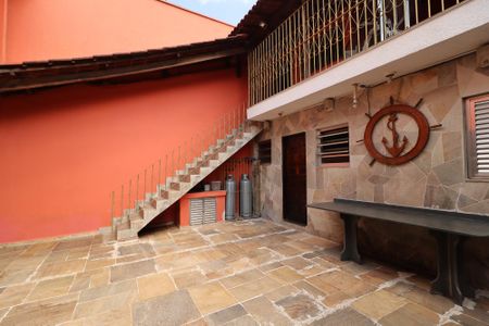 Casa à venda com 233m², 5 quartos e 2 vagas Casa à venda com 233m², 5 quartos e 2 vagasQuintal com Churrasqueira