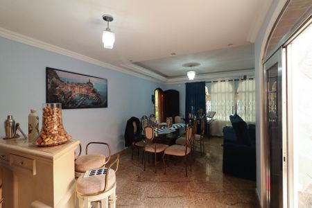 Casa à venda com 233m², 5 quartos e 2 vagas Casa à venda com 233m², 5 quartos e 2 vagasSala