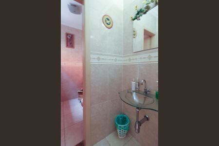 Casa à venda com 233m², 5 quartos e 2 vagas Casa à venda com 233m², 5 quartos e 2 vagasLavabo