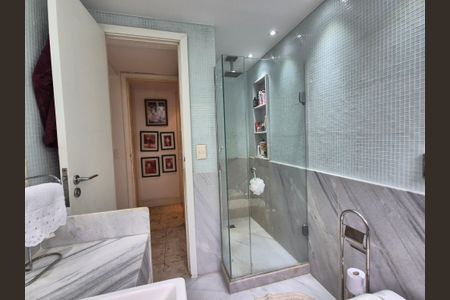 Apartamento à venda com 225m², 4 quartos e 3 vagas Apartamento à venda com 225m², 4 quartos e 3 vagasBanheiro da Suíte 1