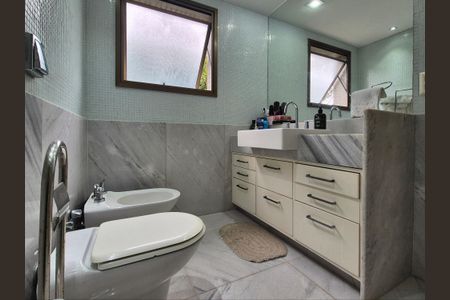 Apartamento à venda com 225m², 4 quartos e 3 vagas Apartamento à venda com 225m², 4 quartos e 3 vagasBanheiro da Suíte 1