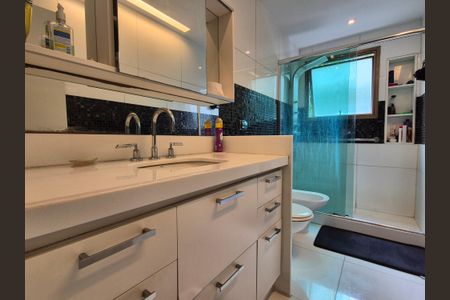 Apartamento à venda com 225m², 4 quartos e 3 vagas Apartamento à venda com 225m², 4 quartos e 3 vagasBanheiro social