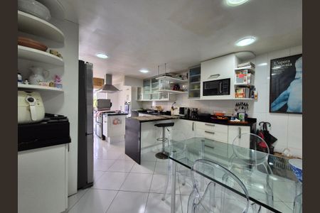 Apartamento à venda com 225m², 4 quartos e 3 vagas Apartamento à venda com 225m², 4 quartos e 3 vagasCozinha