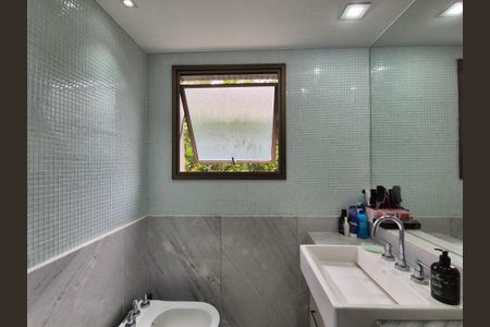 Apartamento à venda com 225m², 4 quartos e 3 vagas Apartamento à venda com 225m², 4 quartos e 3 vagasBanheiro da Suíte 1