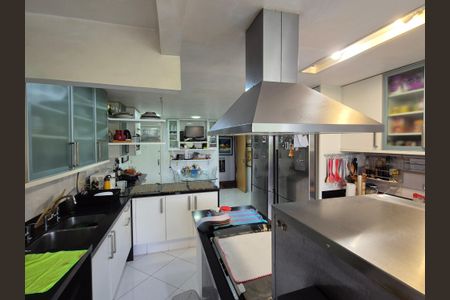 Apartamento à venda com 225m², 4 quartos e 3 vagas Apartamento à venda com 225m², 4 quartos e 3 vagasCozinha