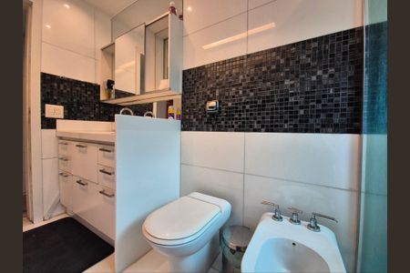 Apartamento à venda com 225m², 4 quartos e 3 vagas Apartamento à venda com 225m², 4 quartos e 3 vagasBanheiro social