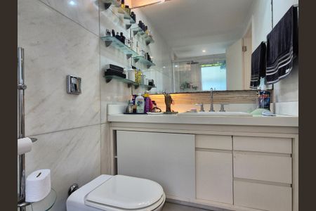 Apartamento à venda com 225m², 4 quartos e 3 vagas Apartamento à venda com 225m², 4 quartos e 3 vagasBanheiro da Suíte 2