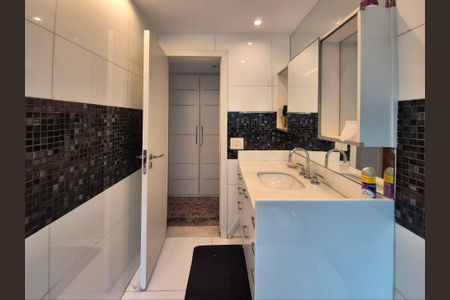 Apartamento à venda com 225m², 4 quartos e 3 vagas Apartamento à venda com 225m², 4 quartos e 3 vagasBanheiro social