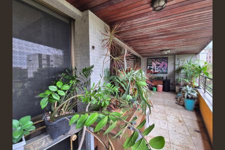 Apartamento à venda com 225m², 4 quartos e 3 vagas Apartamento à venda com 225m², 4 quartos e 3 vagasVaranda