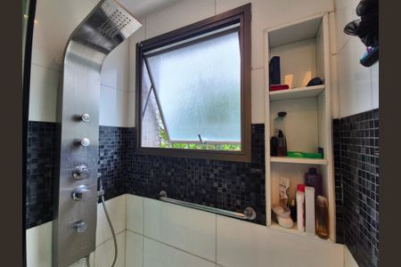 Apartamento à venda com 225m², 4 quartos e 3 vagas Apartamento à venda com 225m², 4 quartos e 3 vagasBanheiro social