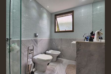 Apartamento à venda com 225m², 4 quartos e 3 vagas Apartamento à venda com 225m², 4 quartos e 3 vagasBanheiro da Suíte 1