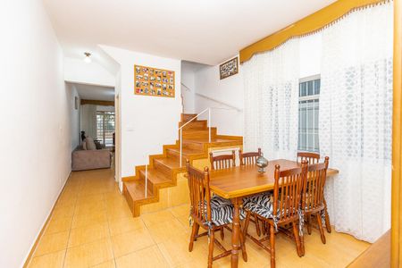 Casa para alugar com 110m², 2 quartos e 2 vagasSala