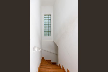 Casa para alugar com 110m², 2 quartos e 2 vagasEscada