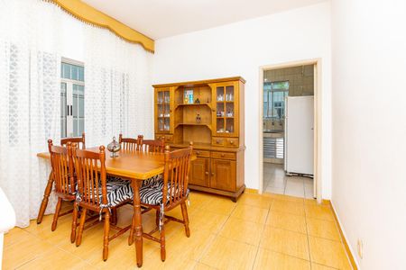 Casa para alugar com 110m², 2 quartos e 2 vagasSala