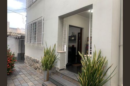 Casa à venda com 168m², 7 quartos e 2 vagasRecuo Frontal e Jardim