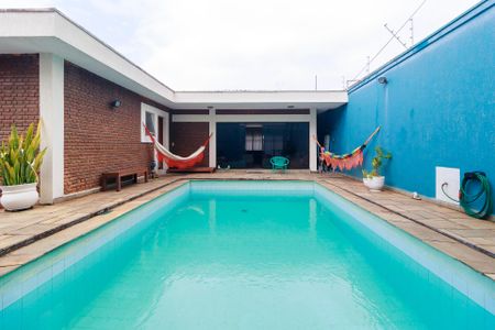 Casa à venda com 300m², 3 quartos e 6 vagas Casa à venda com 300m², 3 quartos e 6 vagasÁrea comum - Piscina