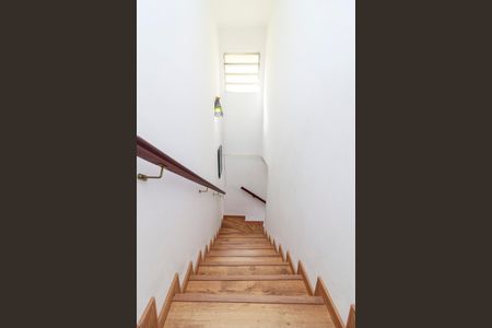 Casa à venda com 136m², 3 quartos e 2 vagasEscada