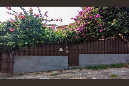 Casa à venda com 300m², 4 quartos e 5 vagasFachada