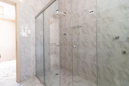 Casa à venda com 340m², 4 quartos e 4 vagas Casa à venda com 340m², 4 quartos e 4 vagasBanheiro Social