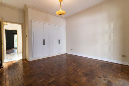 Casa à venda com 340m², 4 quartos e 4 vagas Casa à venda com 340m², 4 quartos e 4 vagasQuarto 3