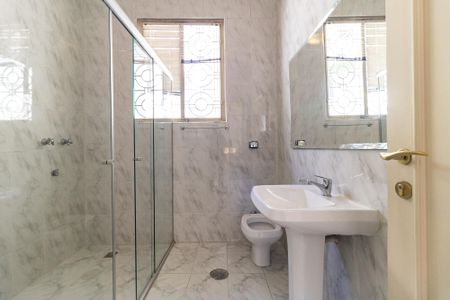 Casa à venda com 340m², 4 quartos e 4 vagas Casa à venda com 340m², 4 quartos e 4 vagasBanheiro Social