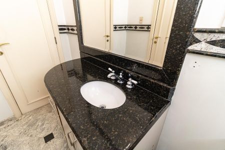 Casa à venda com 340m², 4 quartos e 4 vagas Casa à venda com 340m², 4 quartos e 4 vagasBanheiro da Suíte