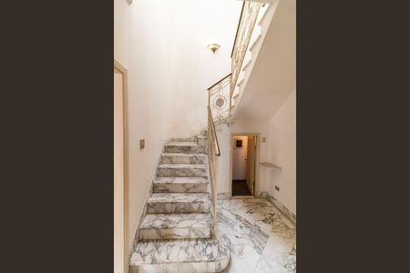 Casa à venda com 340m², 4 quartos e 4 vagas Casa à venda com 340m², 4 quartos e 4 vagasEscada