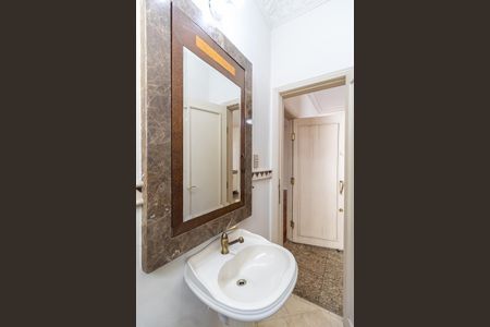 Casa à venda com 340m², 4 quartos e 4 vagas Casa à venda com 340m², 4 quartos e 4 vagasLavabo