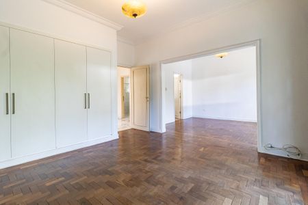 Casa à venda com 340m², 4 quartos e 4 vagas Casa à venda com 340m², 4 quartos e 4 vagasSuíte