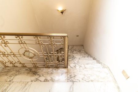 Casa à venda com 340m², 4 quartos e 4 vagas Casa à venda com 340m², 4 quartos e 4 vagasEscada