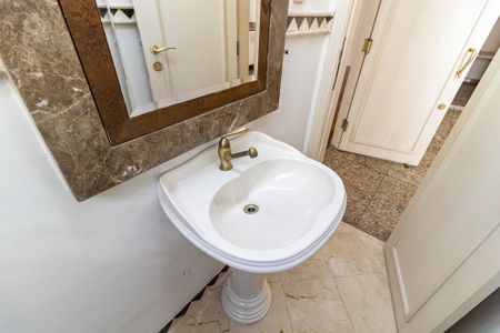 Casa à venda com 340m², 4 quartos e 4 vagas Casa à venda com 340m², 4 quartos e 4 vagasLavabo