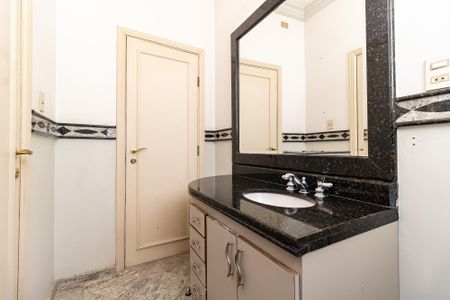 Casa à venda com 340m², 4 quartos e 4 vagas Casa à venda com 340m², 4 quartos e 4 vagasBanheiro da Suíte