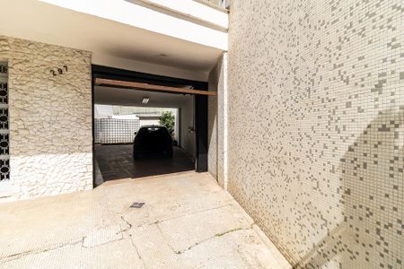 Casa à venda com 340m², 4 quartos e 4 vagas Casa à venda com 340m², 4 quartos e 4 vagasEntrada