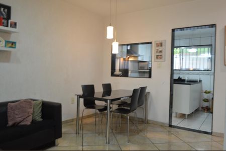 Casa de condomínio à venda com 79m², 2 quartos e 1 vagaSala