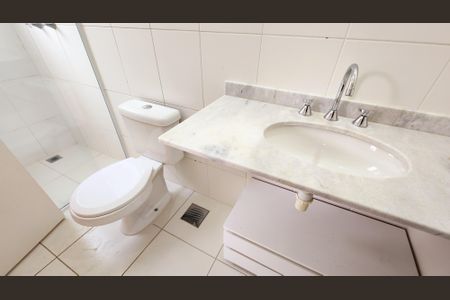 Casa de condomínio para alugar com 146m², 3 quartos e 3 vagasBanheiro da Suíte 2