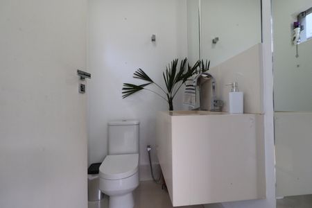 Casa de condomínio para alugar com 480m², 4 quartos e 4 vagasBanheiro área gourmet