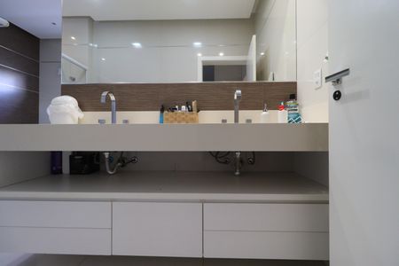 Casa de condomínio para alugar com 480m², 4 quartos e 4 vagasBanheiro da Suíte 1