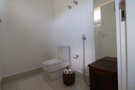 Casa de condomínio para alugar com 480m², 4 quartos e 4 vagasBanheiro da Suíte 1