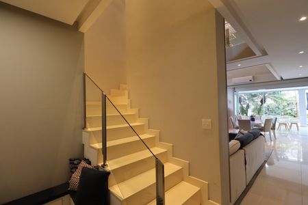 Casa de condomínio para alugar com 480m², 4 quartos e 4 vagasEscada