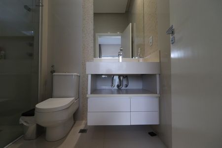 Casa de condomínio para alugar com 480m², 4 quartos e 4 vagasBanheiro da Suíte 3