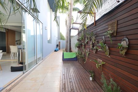 Casa de condomínio para alugar com 480m², 4 quartos e 4 vagasQuintal