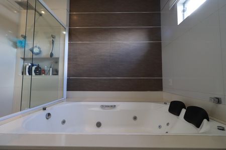 Casa de condomínio para alugar com 480m², 4 quartos e 4 vagasBanheiro da Suíte 1