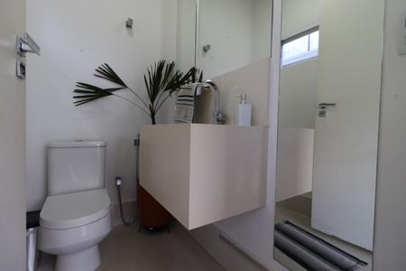 Casa de condomínio para alugar com 480m², 4 quartos e 4 vagasBanheiro área gourmet